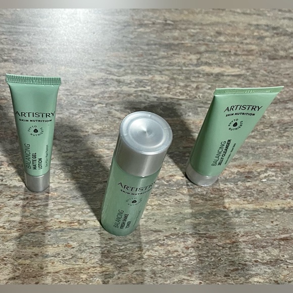 New Artistry Balancing solution mini-set with Artistry Violet crossbody bag - Picture 2 of 8